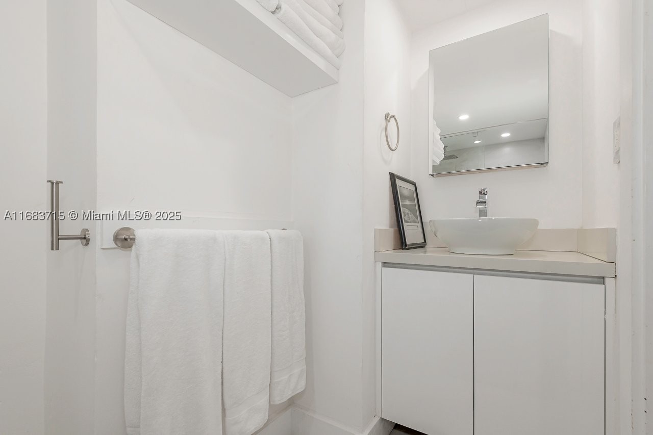 2301 Collins Ave 534 Property Photo 24