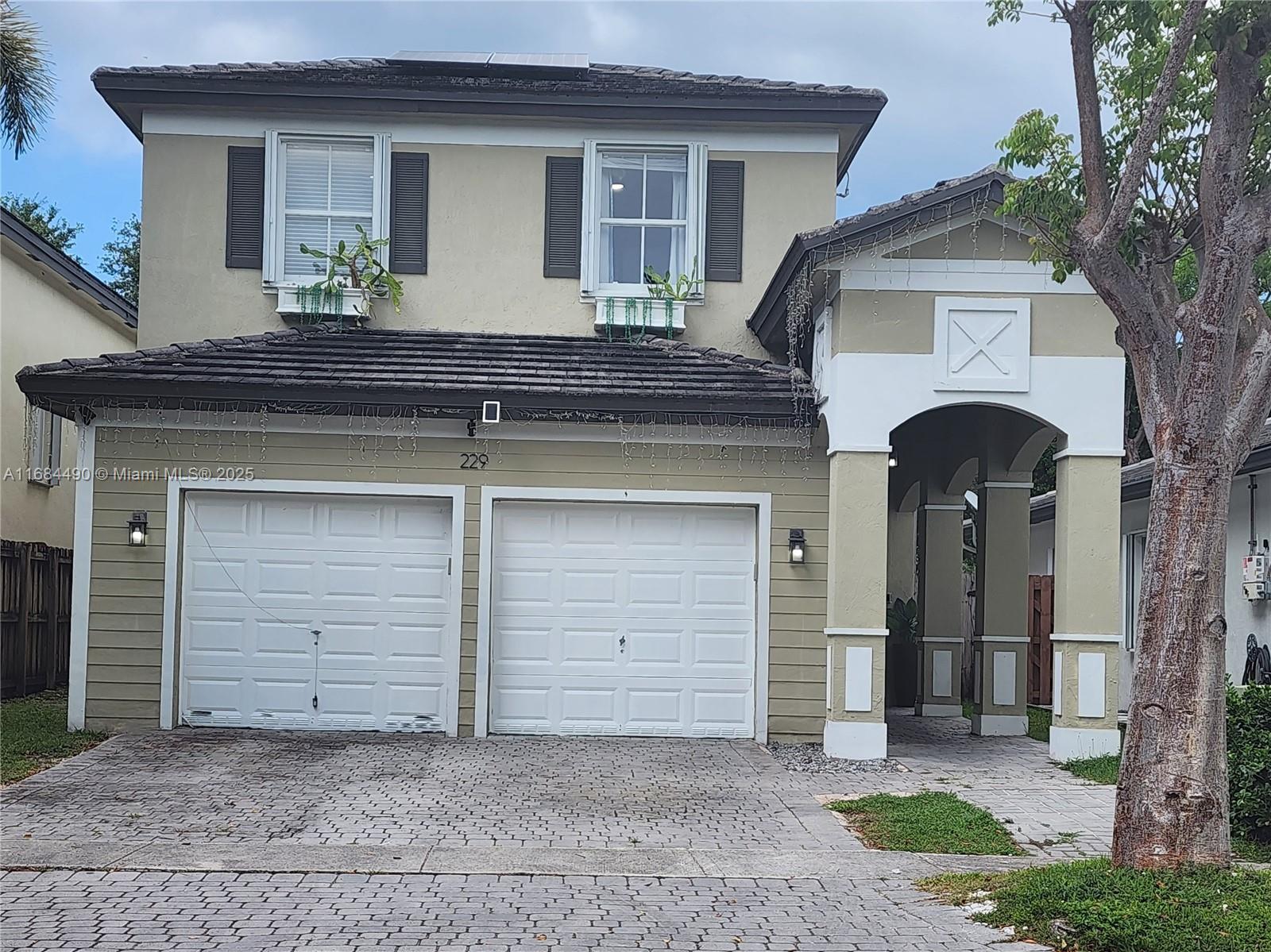 229 Ne 36th Ter # Property Photo 3