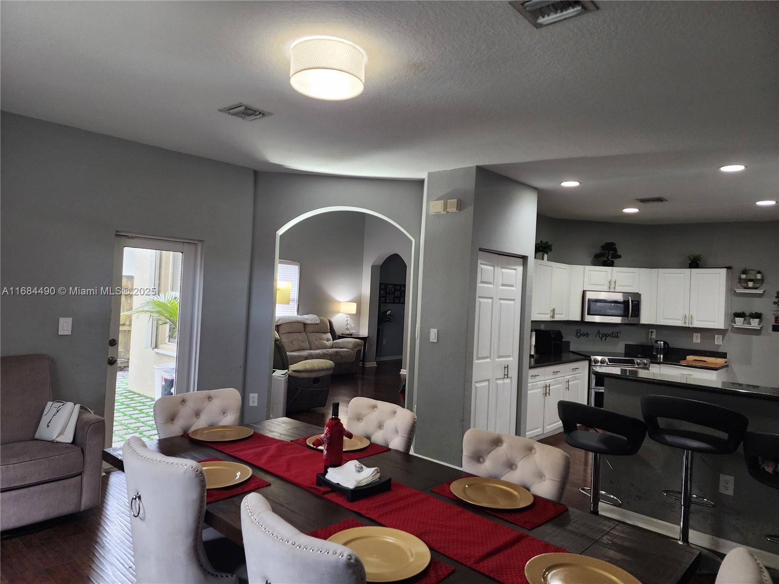 229 Ne 36th Ter # Property Photo 6