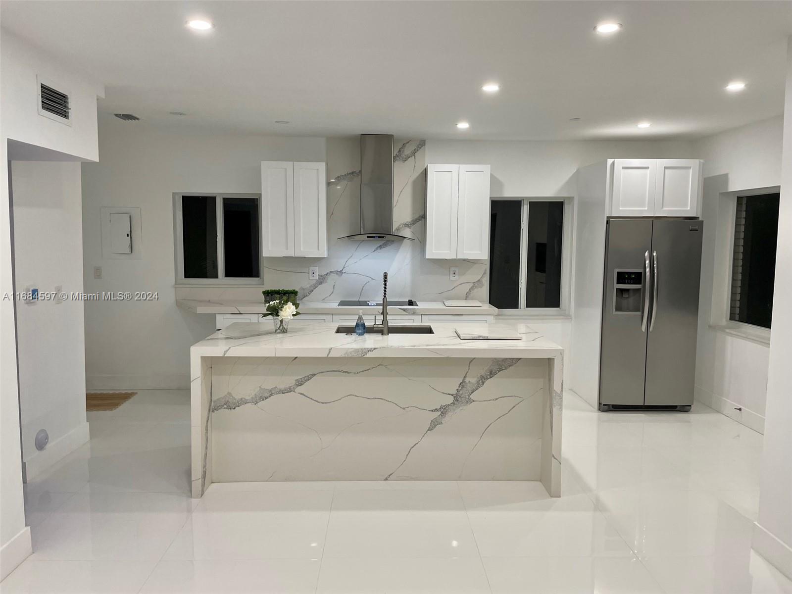 1201 Marseille Dr 17 Property Photo 3