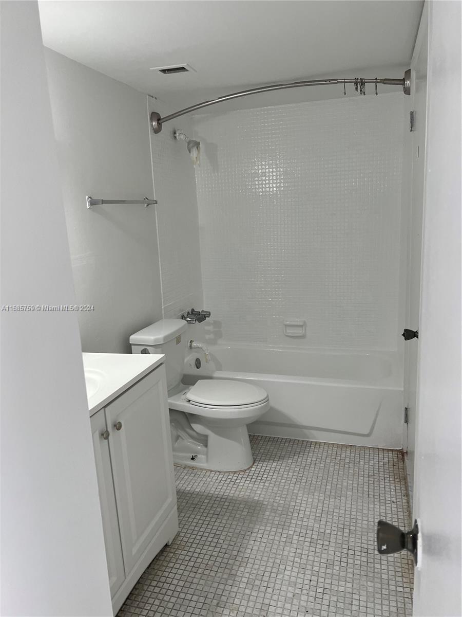 498 Nw 165th St Rd D-607 Property Photo 4
