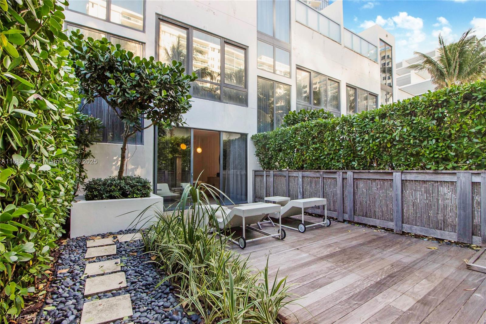 2201 Collins Ave Bungalow 3 Property Photo