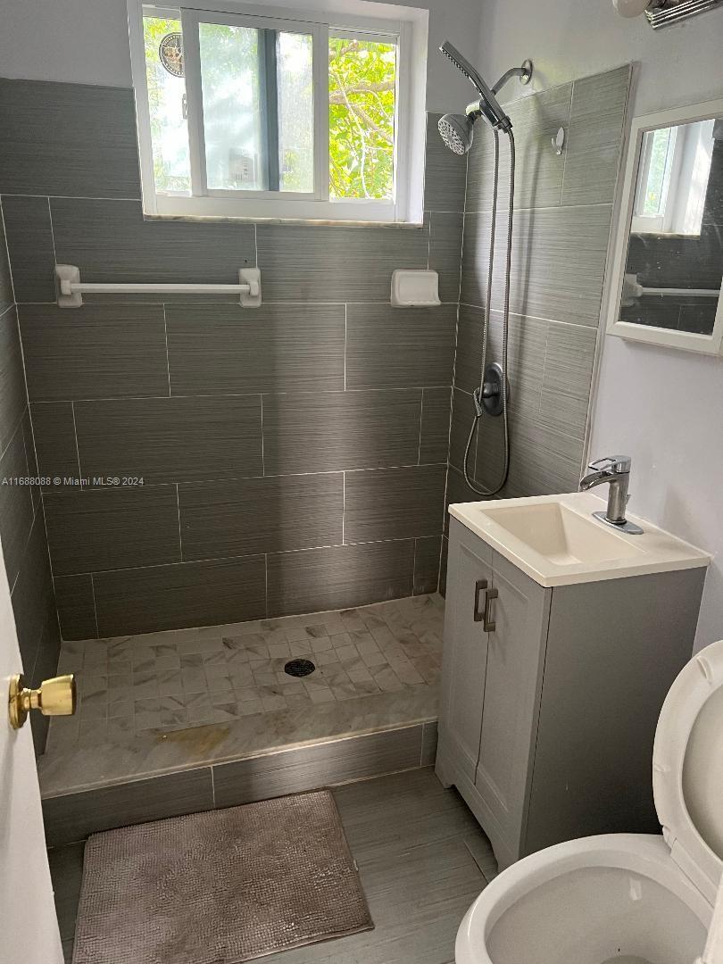 2419 Lincoln St 23b Property Photo 3