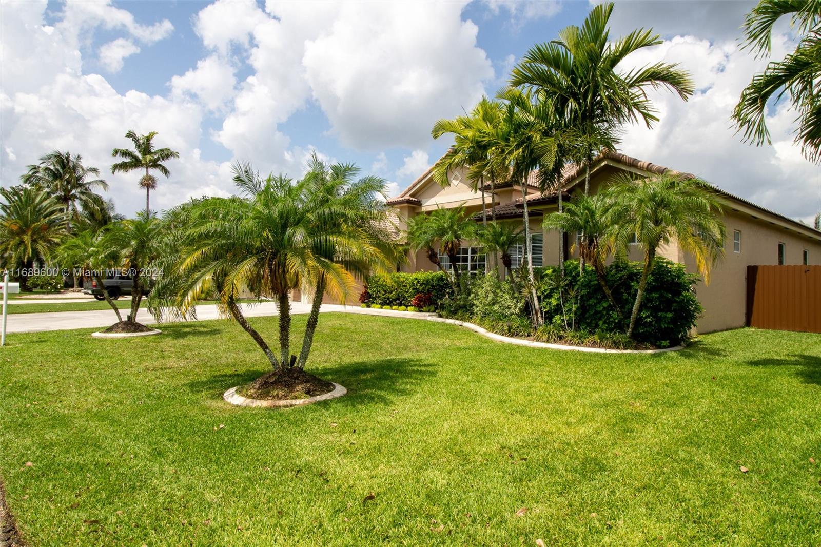 2910 Fairways Dr Property Photo 3
