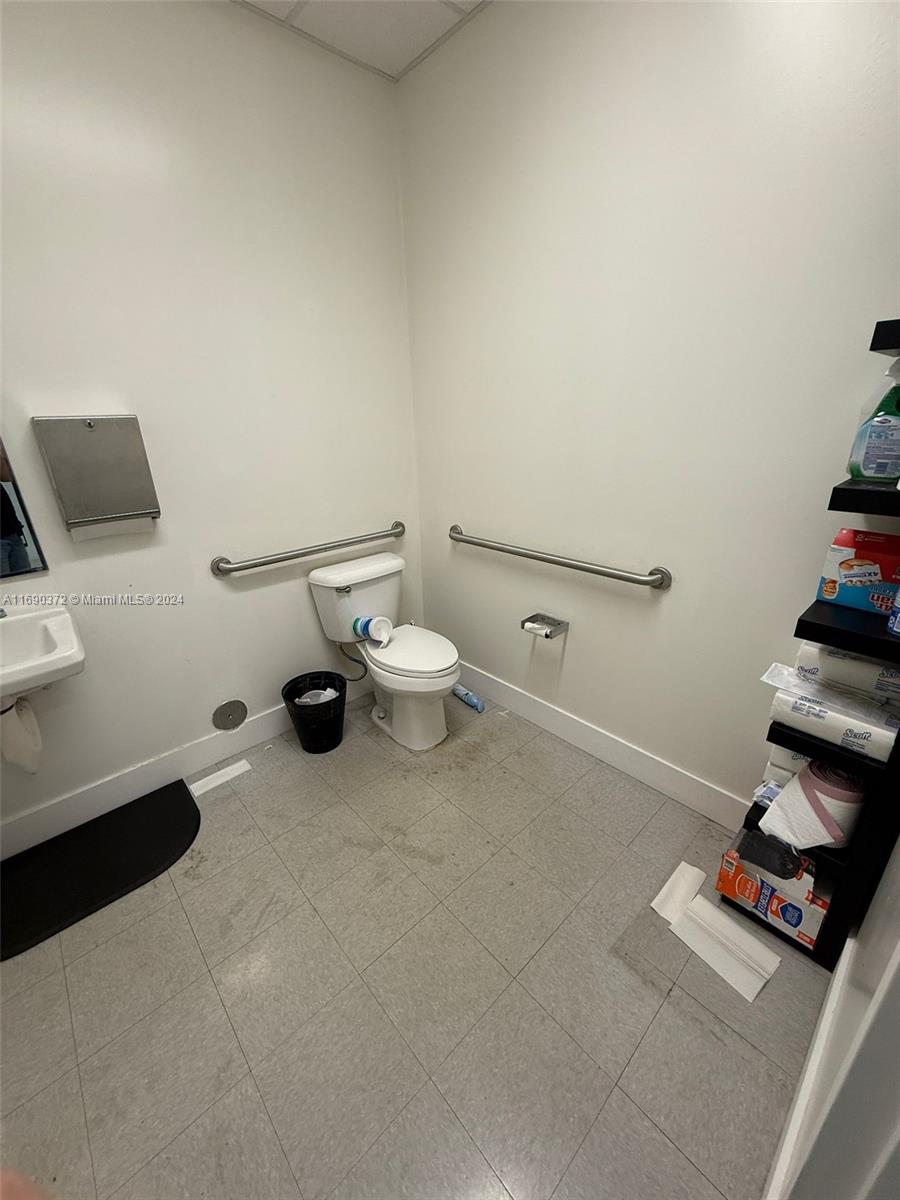 10428 W State Road 84 Property Photo 8