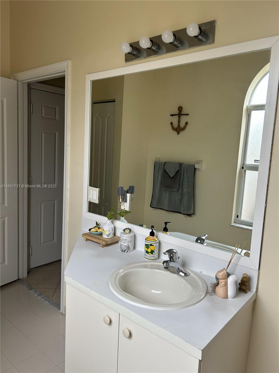 982 Ne 37th Pl Property Photo 12