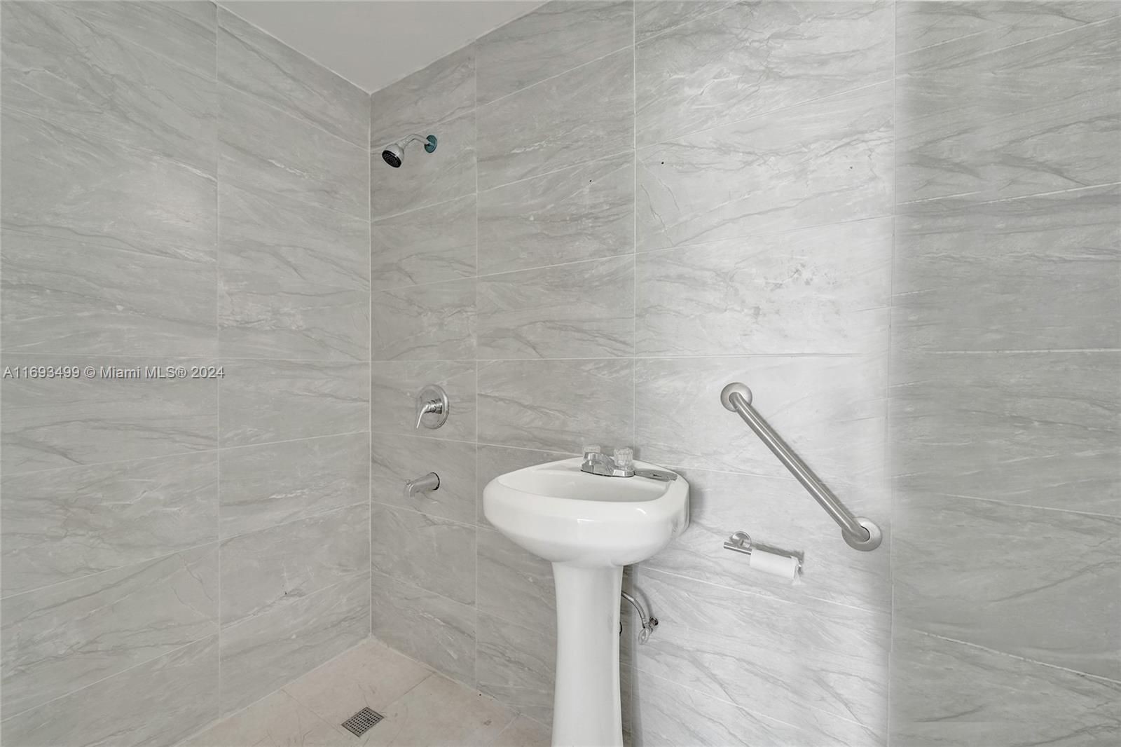 702 71st St Property Photo 5