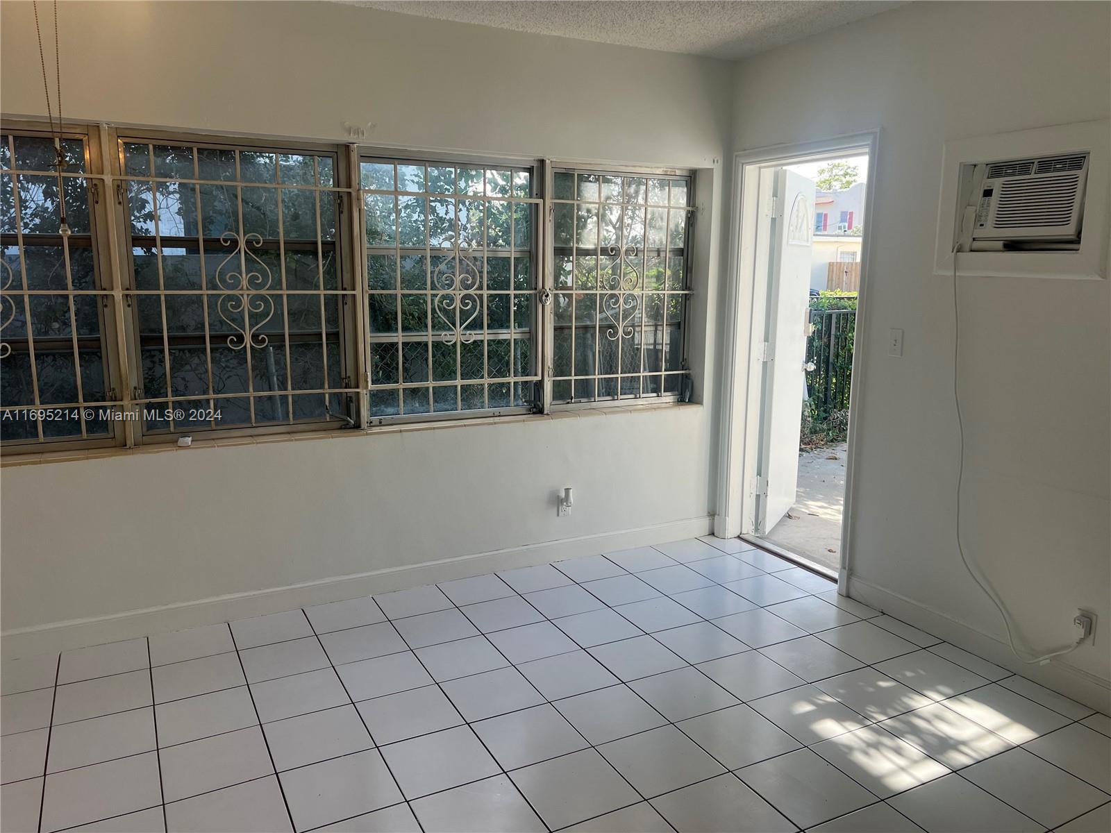 3720 Morton Ave 2 Property Photo 8