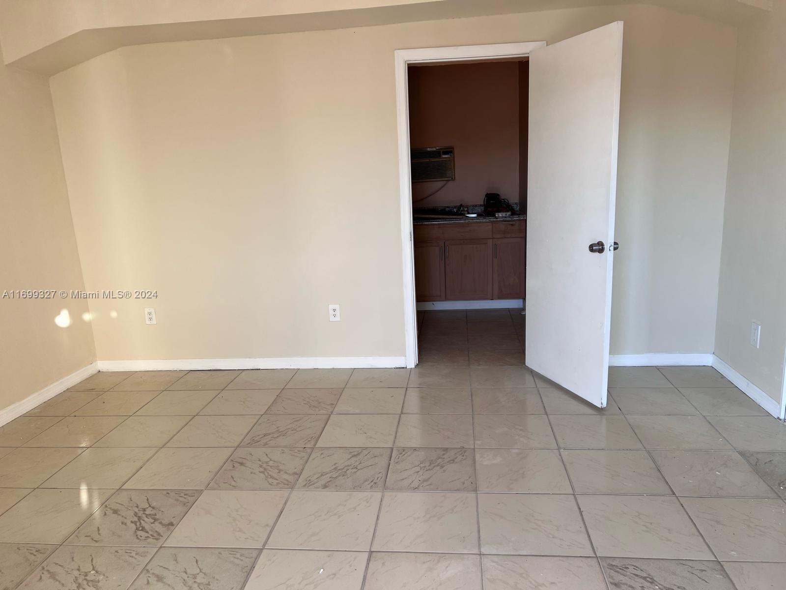 6335 Pembroke Rd Property Photo 4