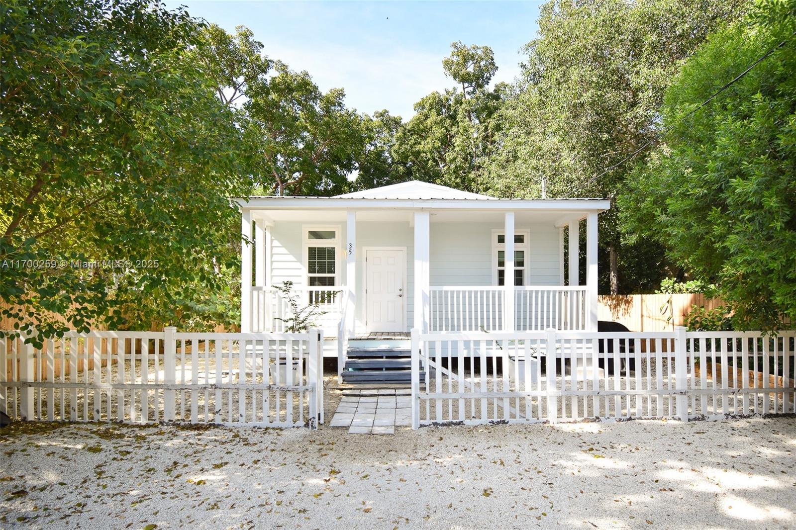35 Rose Pl Property Photo 1