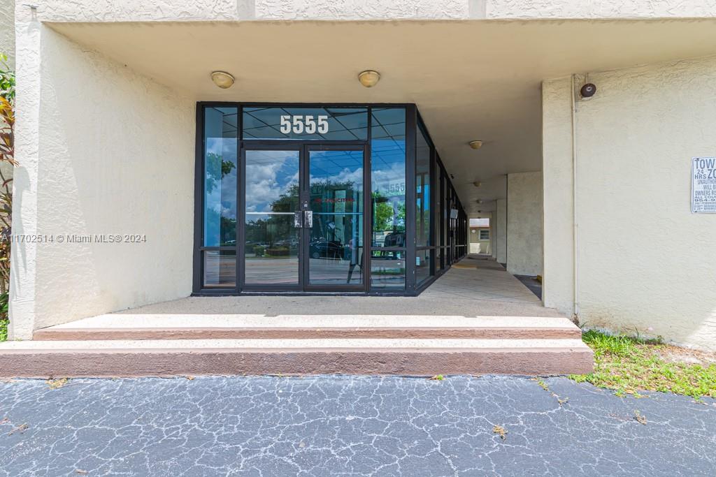 5555 Hollywood 100/101 Property Photo 3