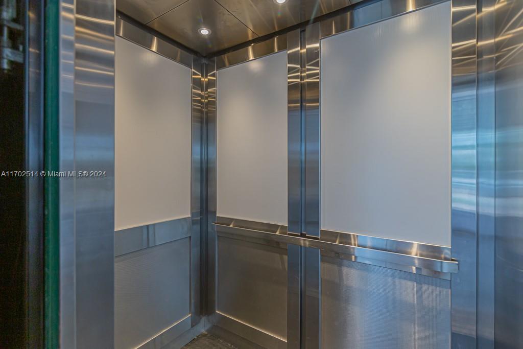 5555 Hollywood 100/101 Property Photo 6