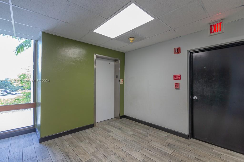 5555 Hollywood 100/101 Property Photo 16