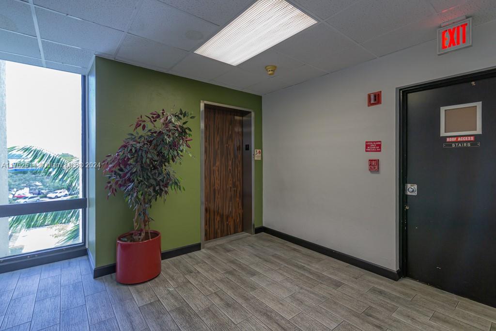 5555 Hollywood 100/101 Property Photo 18
