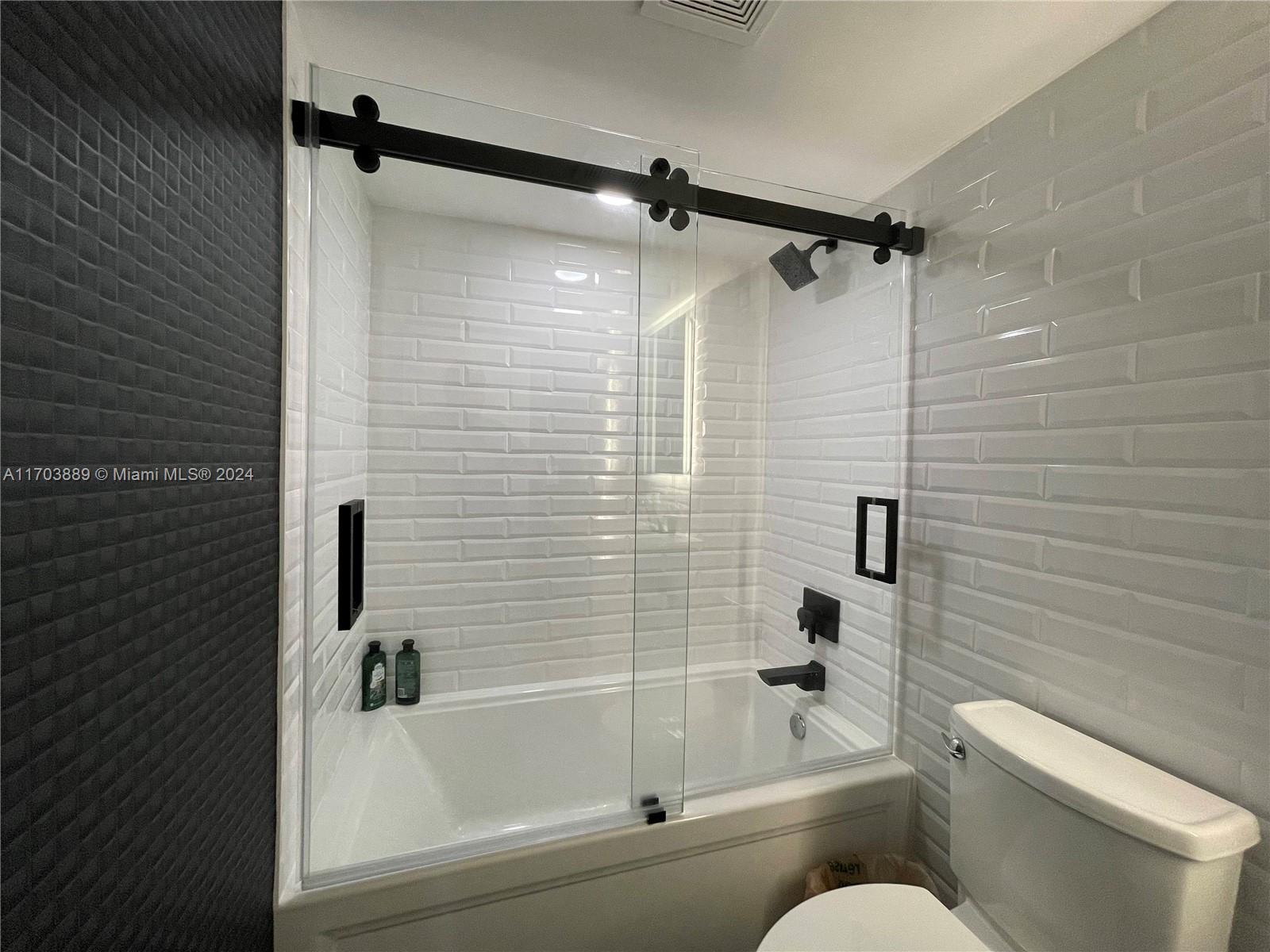 2555 Collins Ave 1409 Property Photo 29