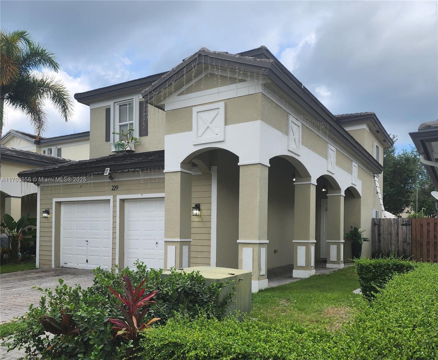 229 NE 36th Ter Property Photo 1