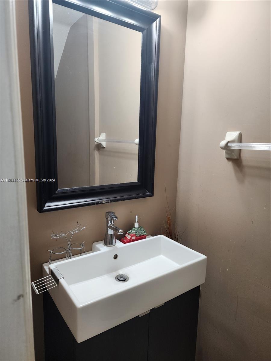 229 Ne 36th Ter Property Photo 25
