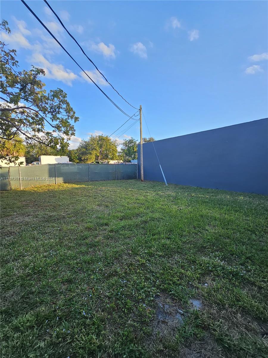 510 S State Road 7 Property Photo 5