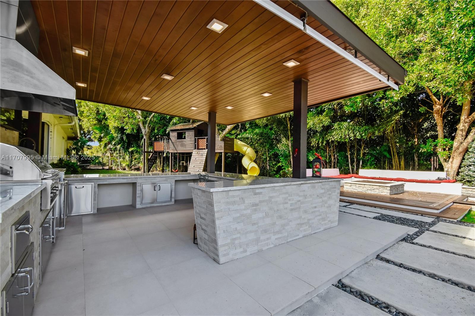 2445 Provence Cir Property Photo 3