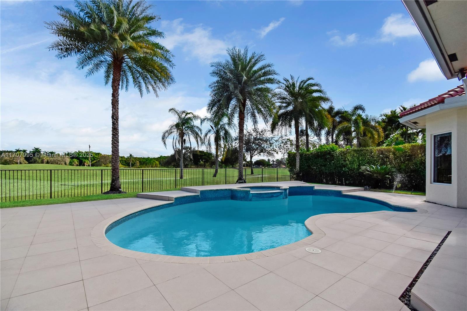 2445 Provence Cir Property Photo 6