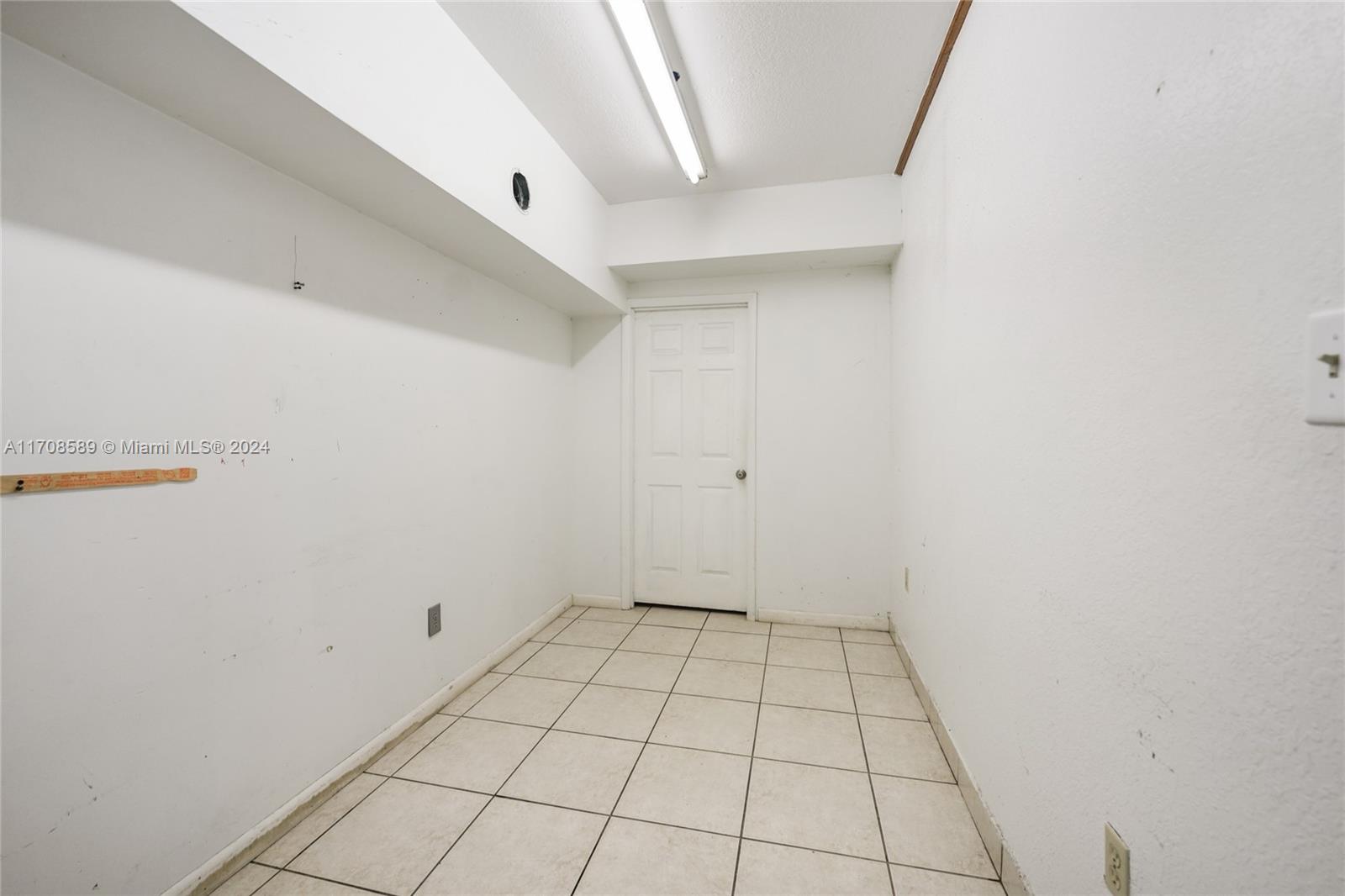 1651 W 37th St 410 Property Photo 15