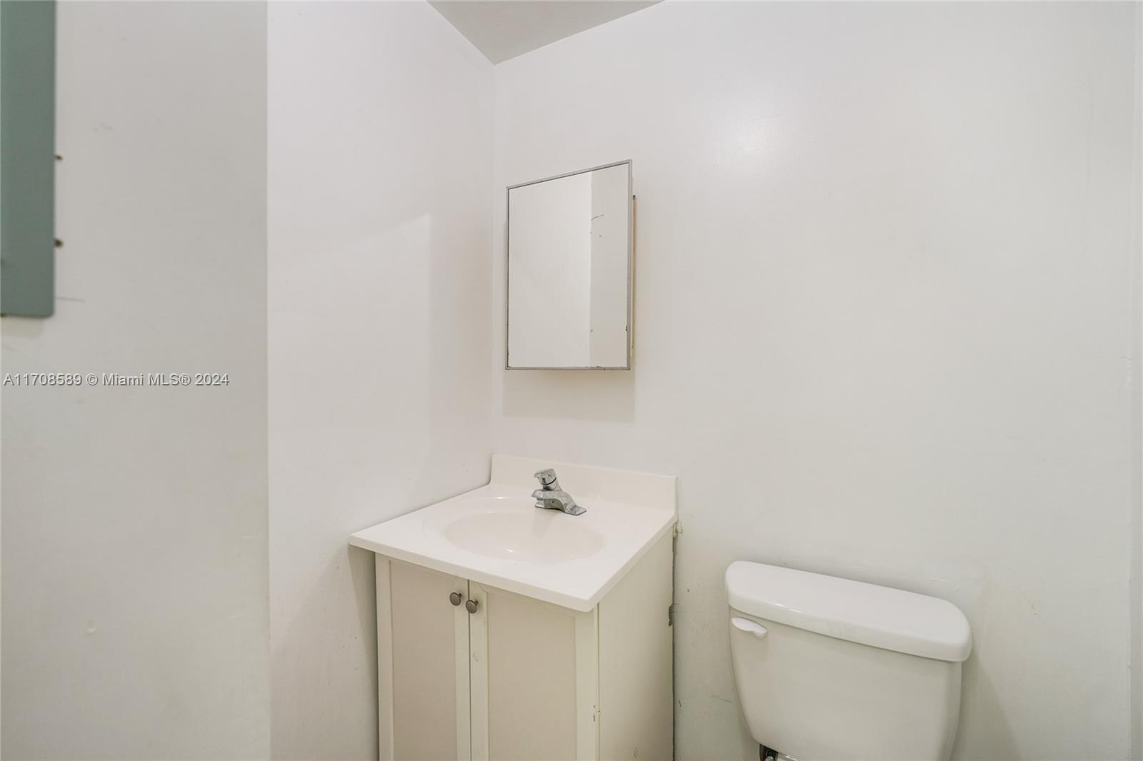 1651 W 37th St 410 Property Photo 18