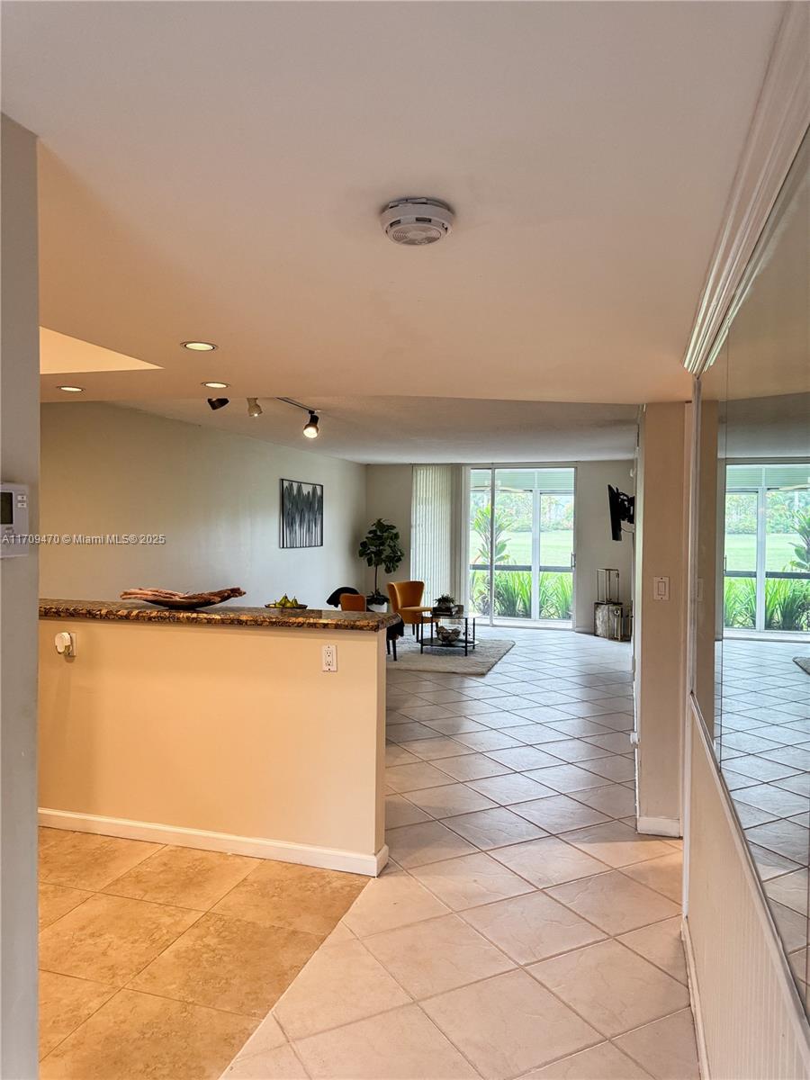 9811 N Hollybrook Lake Dr 103 Property Photo 2