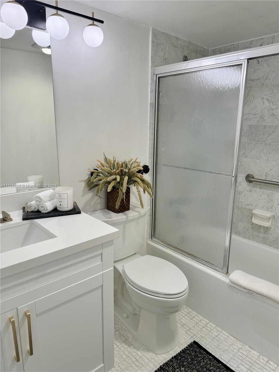 9811 N Hollybrook Lake Dr 103 Property Photo 5