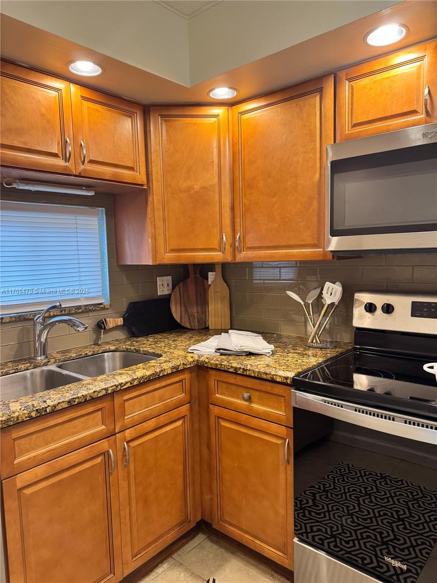 9811 N Hollybrook Lake Dr 103 Property Photo 7