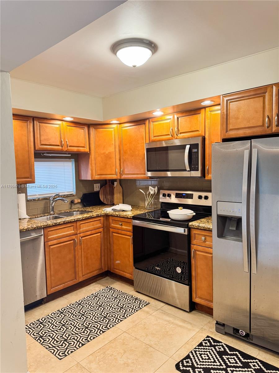 9811 N Hollybrook Lake Dr 103 Property Photo 8