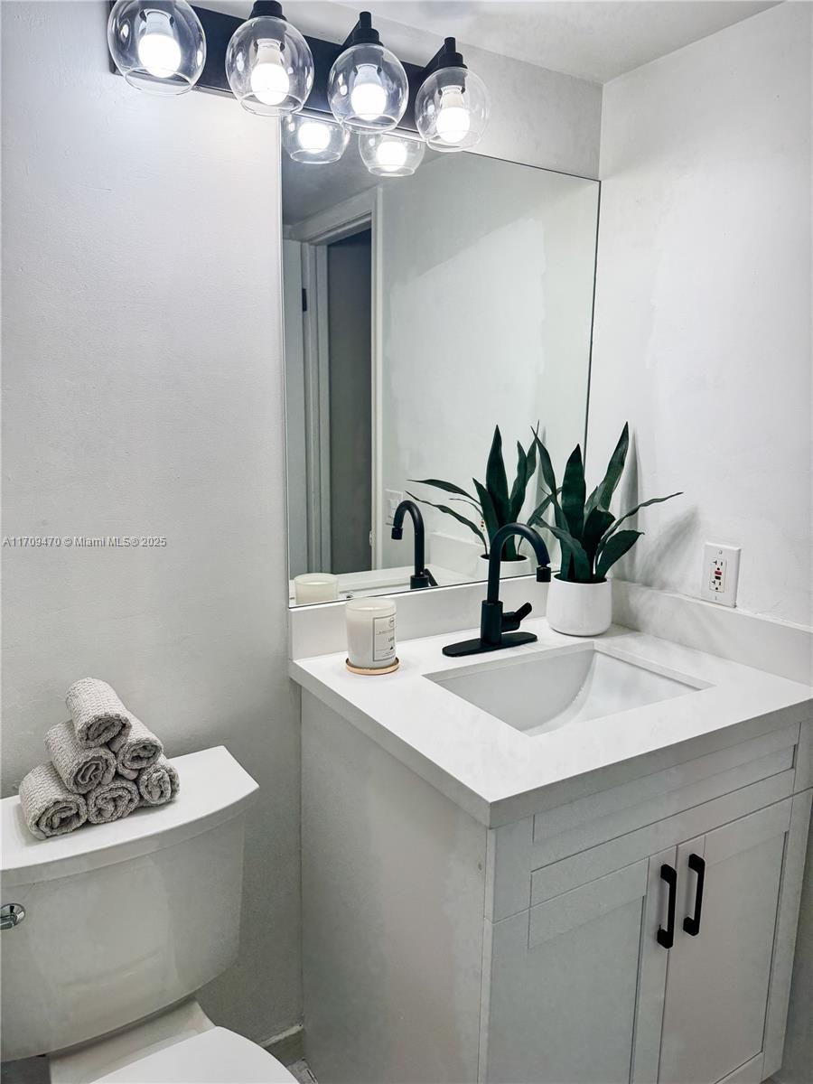 9811 N Hollybrook Lake Dr 103 Property Photo 12