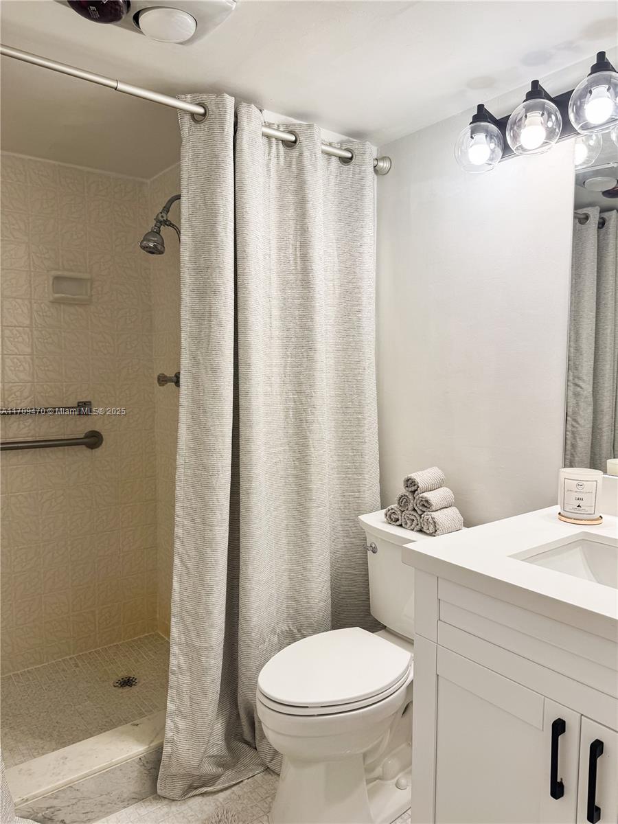 9811 N Hollybrook Lake Dr 103 Property Photo 13