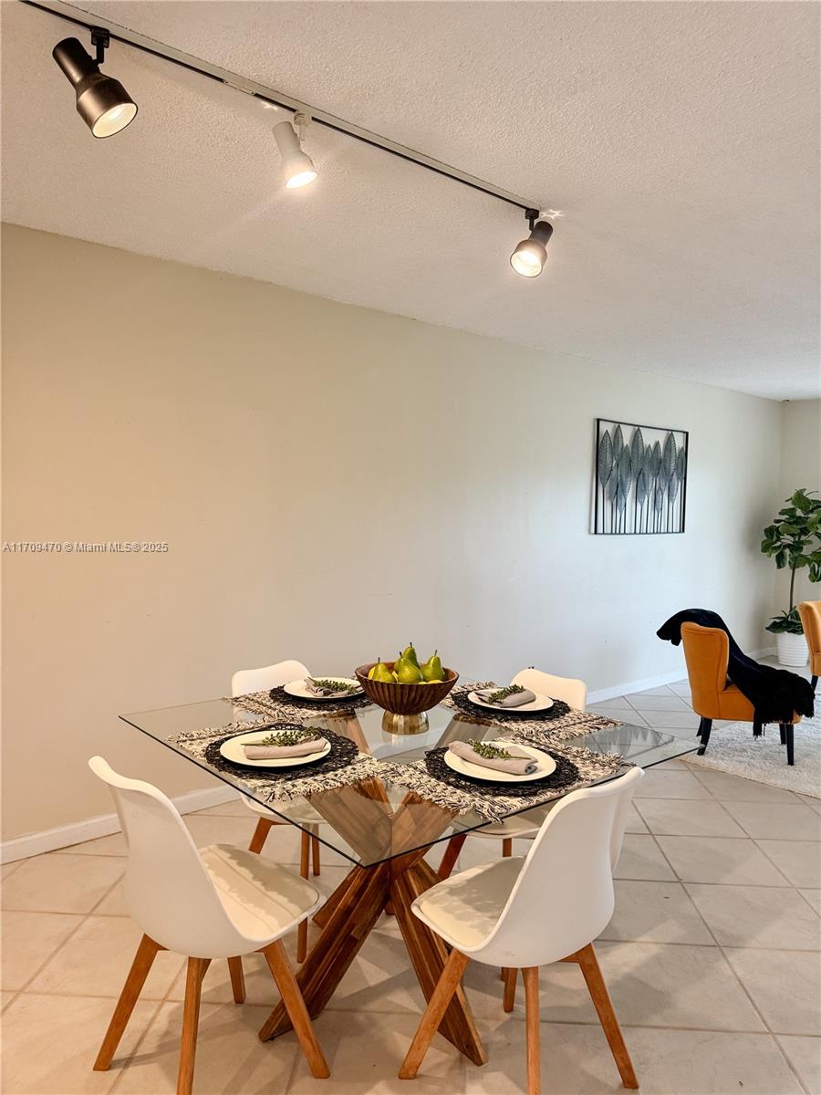 9811 N Hollybrook Lake Dr 103 Property Photo 14