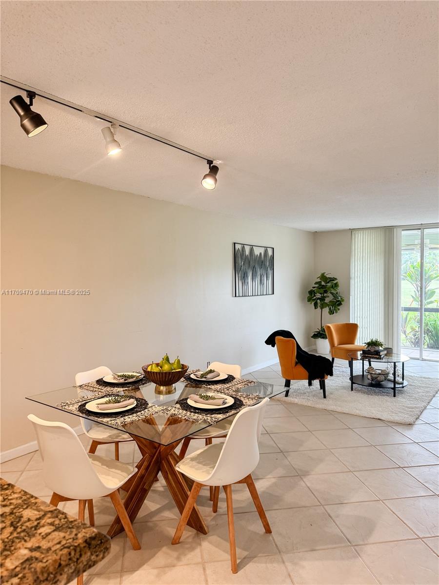 9811 N Hollybrook Lake Dr 103 Property Photo 15