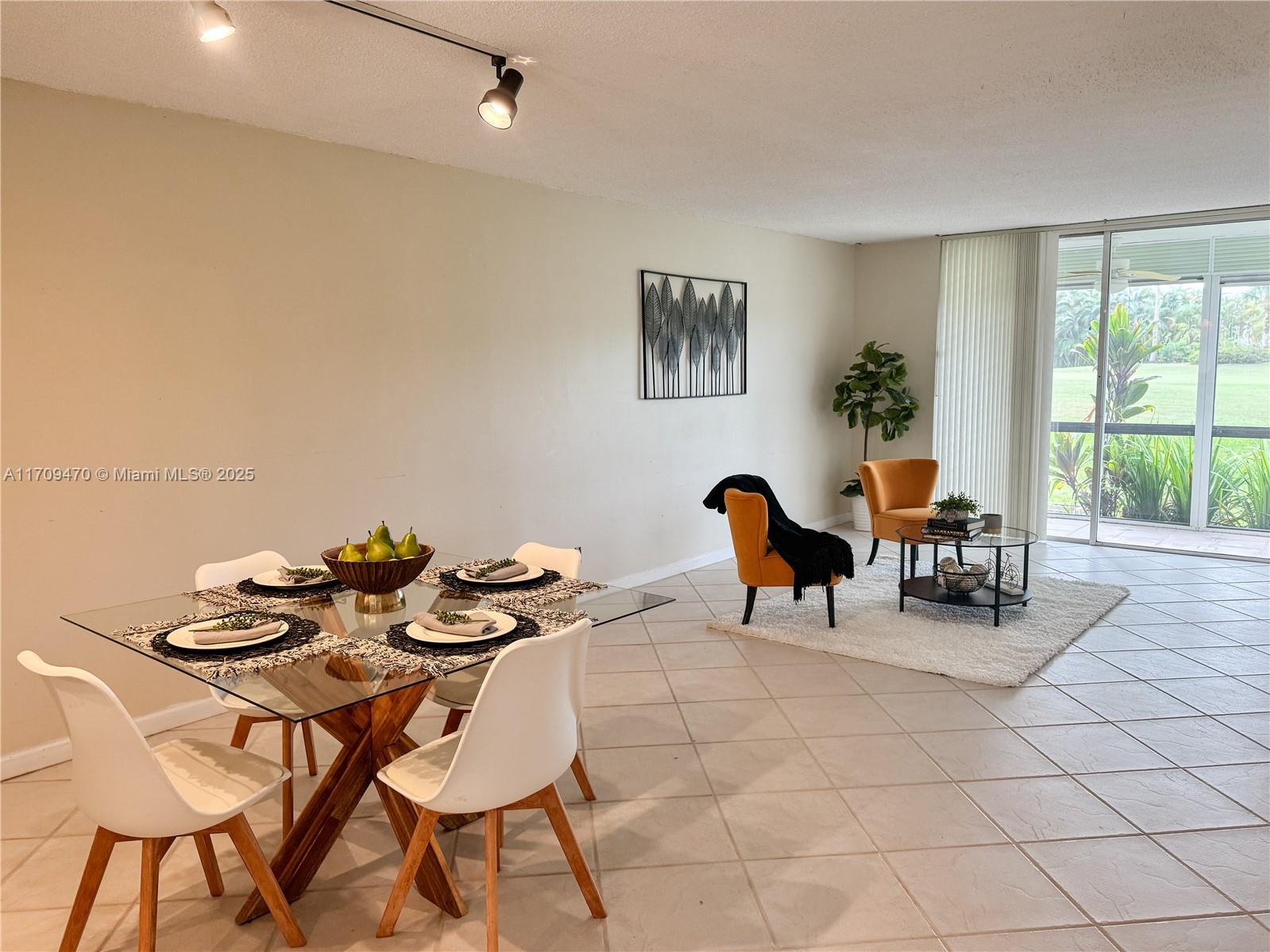 9811 N Hollybrook Lake Dr 103 Property Photo 16