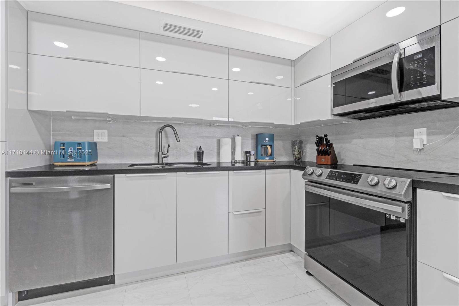 1600 S Ocean Dr 2f Property Photo 10