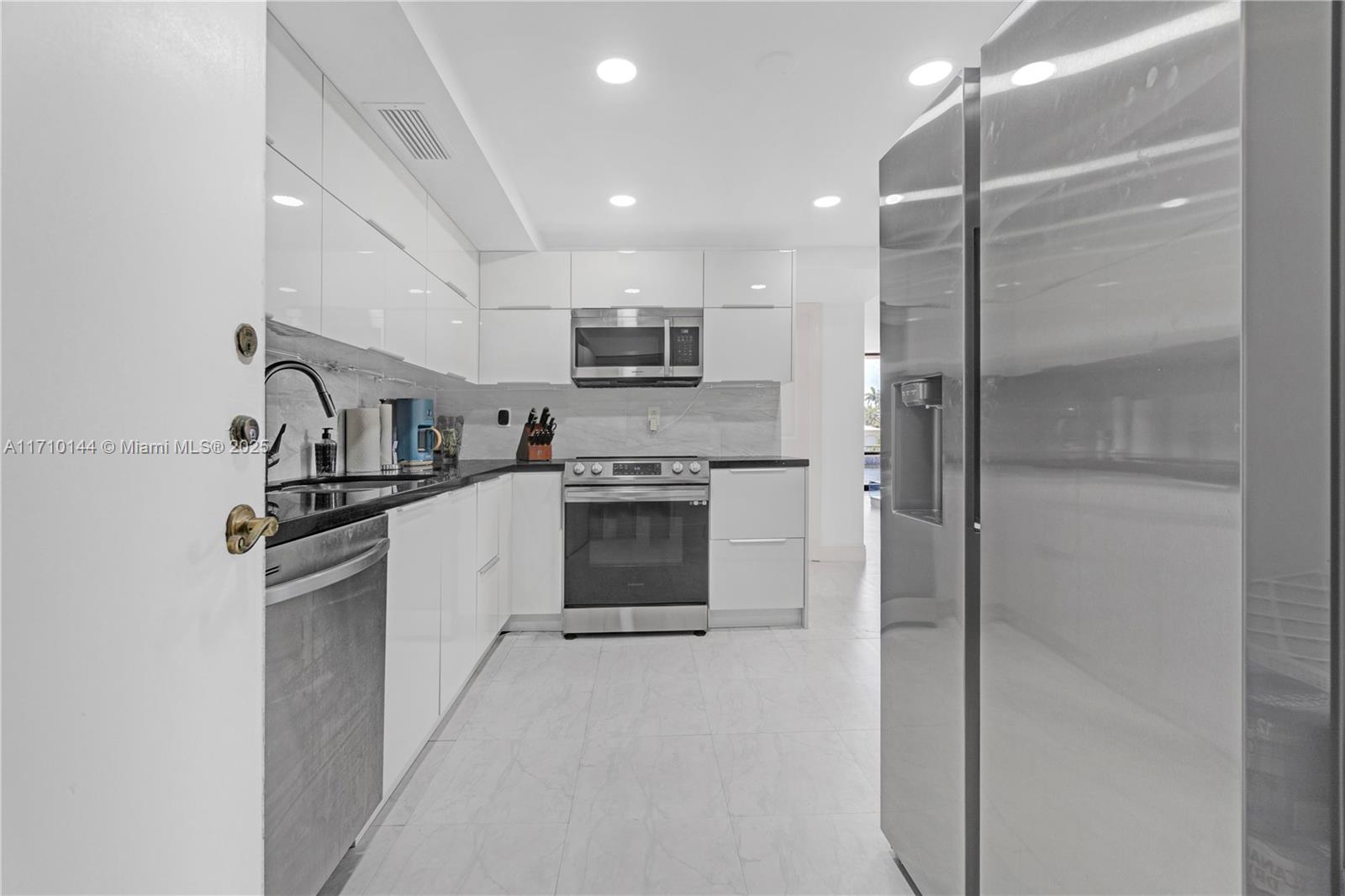 1600 S Ocean Dr 2f Property Photo 11