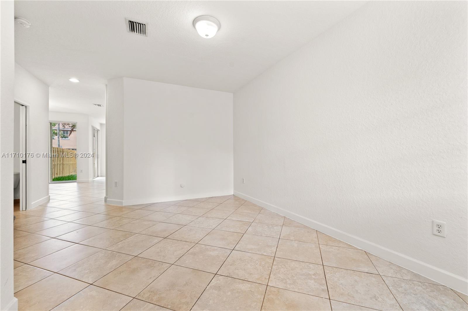 2473 Se 15th Ct Property Photo 3