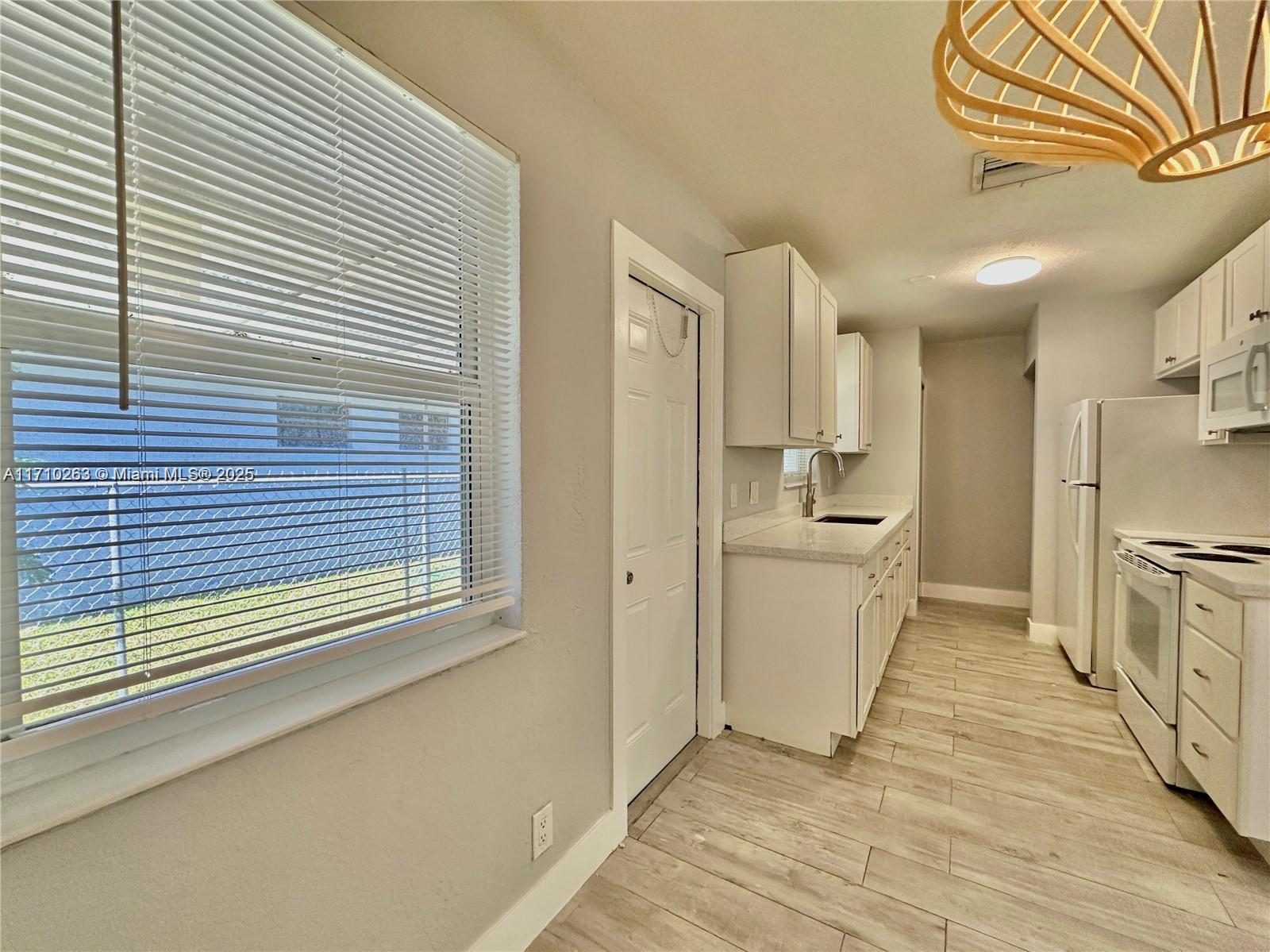 2312 Van Buren St 10 Property Photo 4