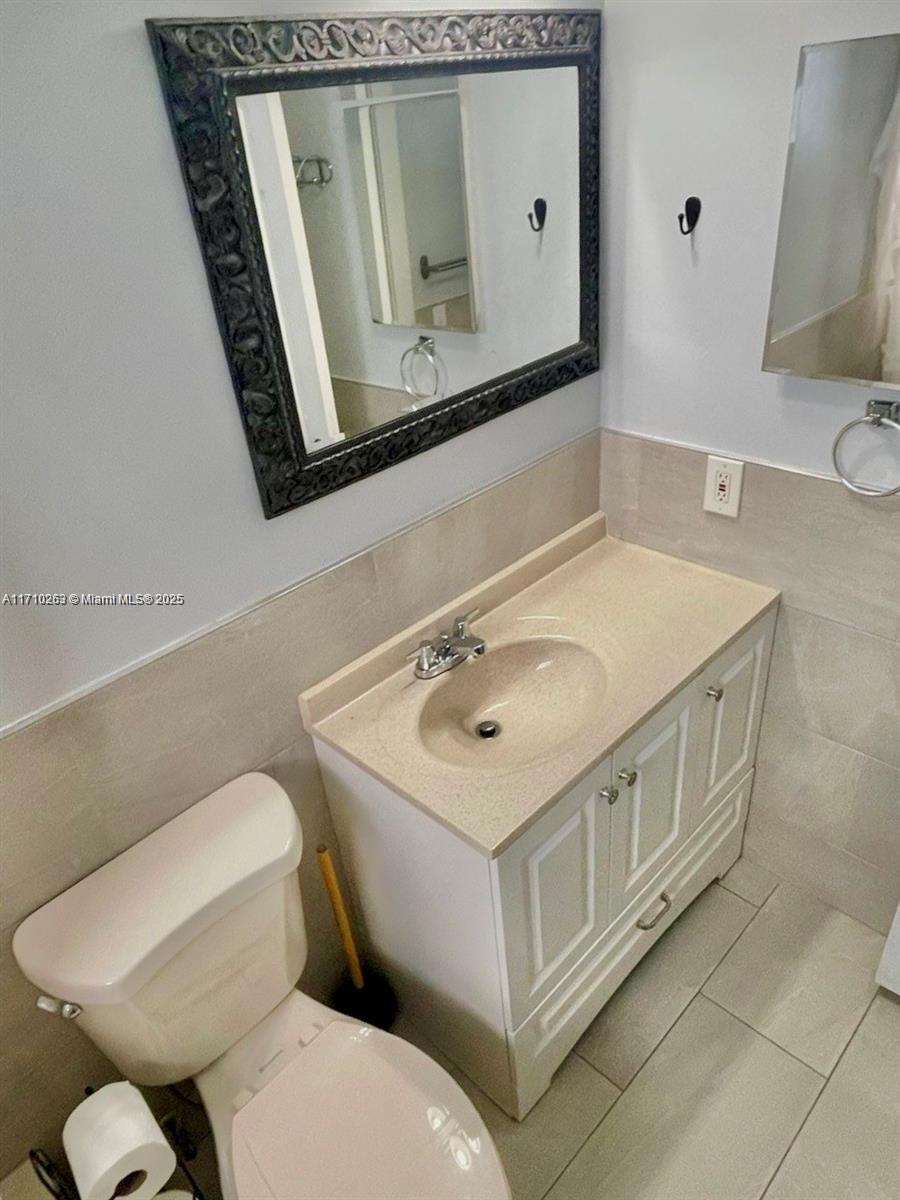2312 Van Buren St 10 Property Photo 8