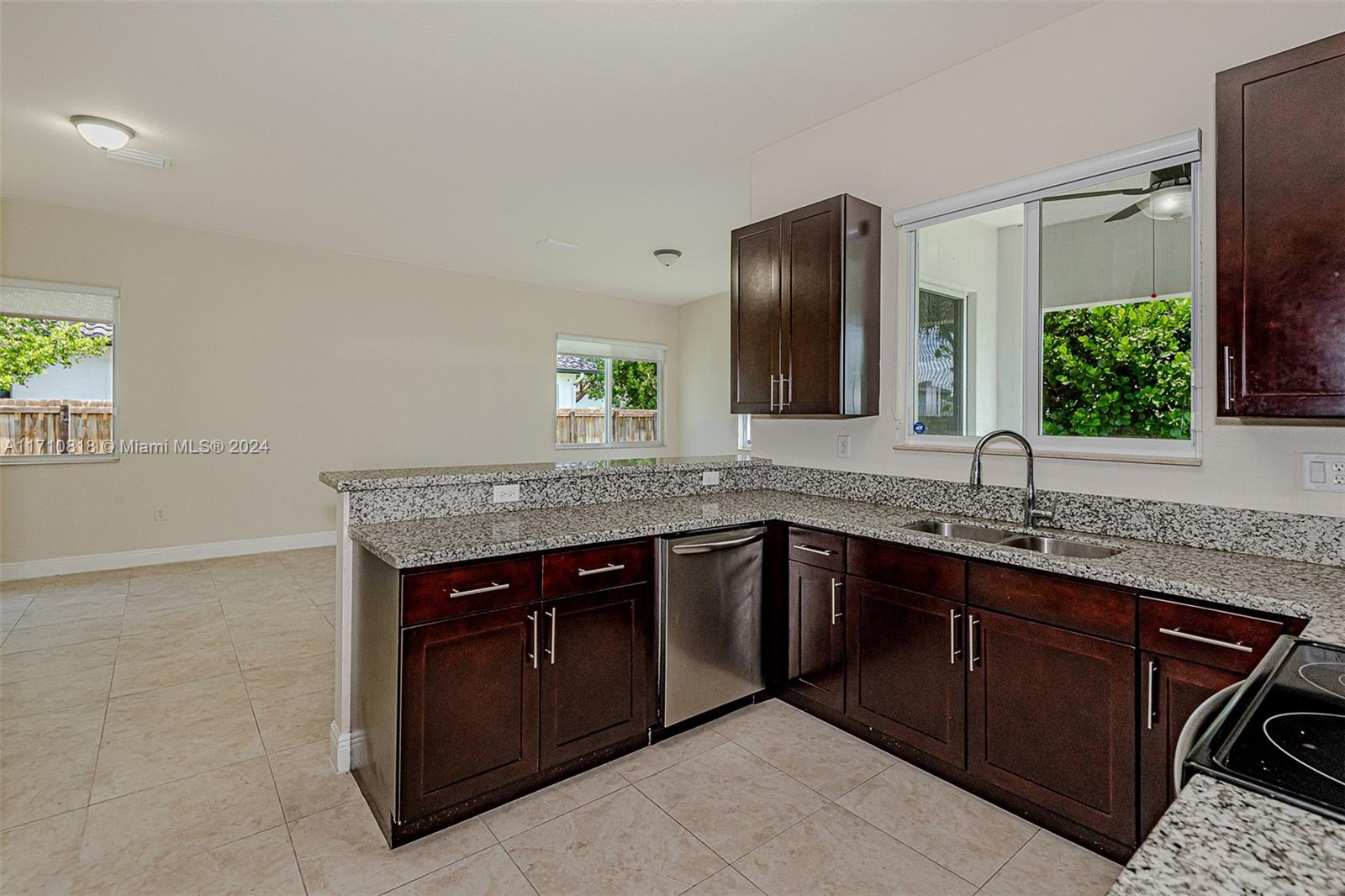 9334 Sw 173rd Ter Property Photo 5