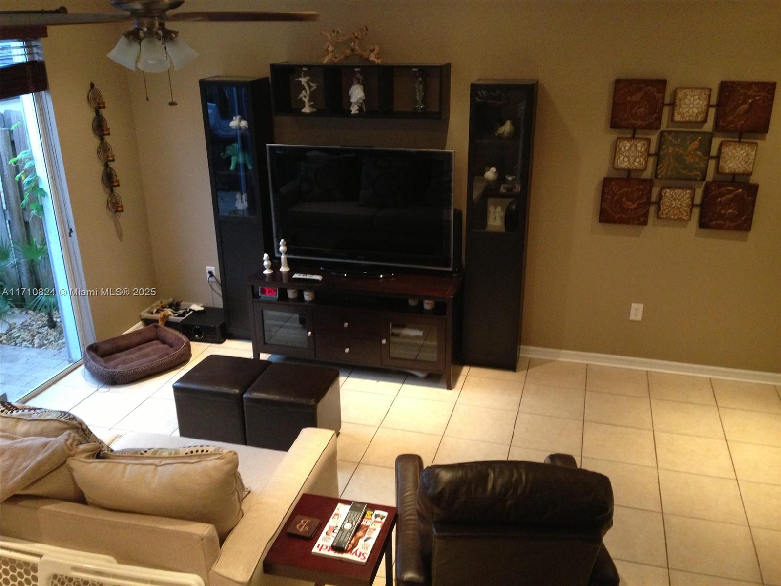 982 Ne 42nd Pl Property Photo 3