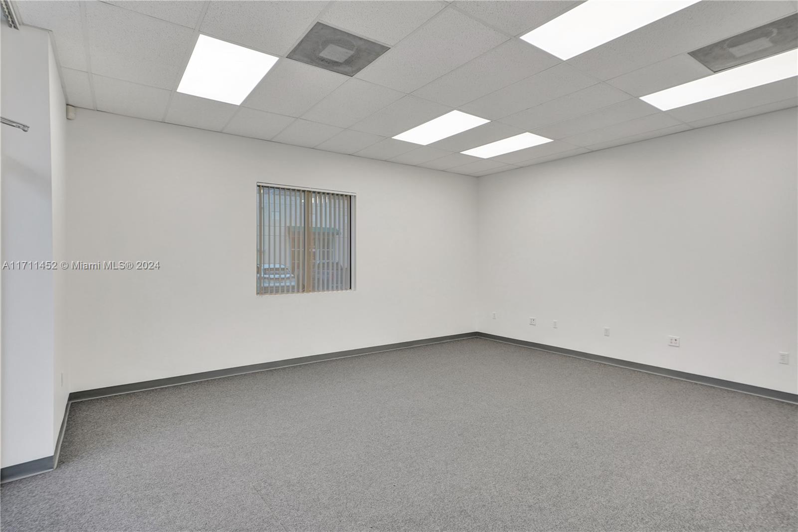1920 N Commerce Pkwy Property Photo 28