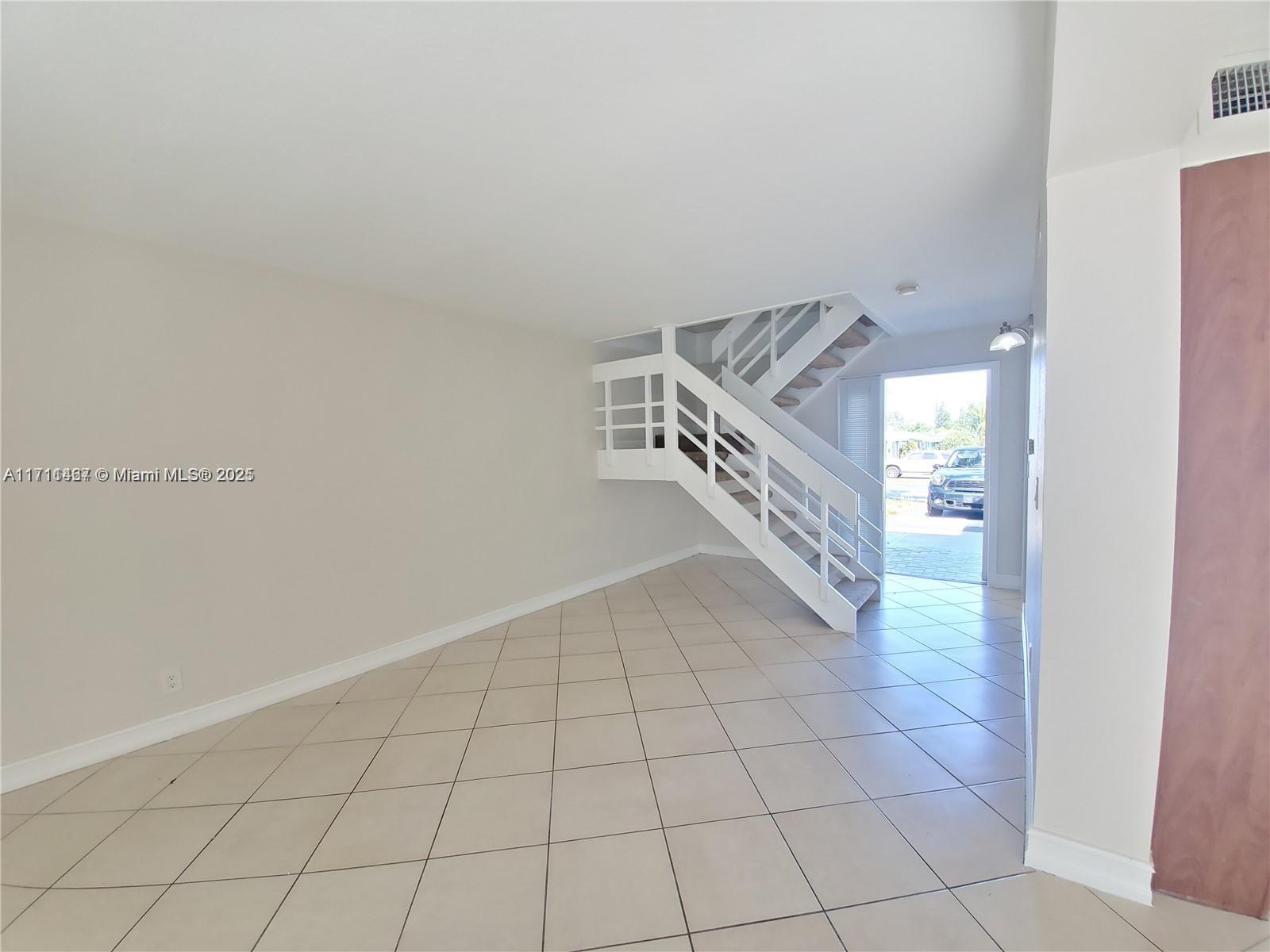 523 Sw 1st Ct Property Photo 4
