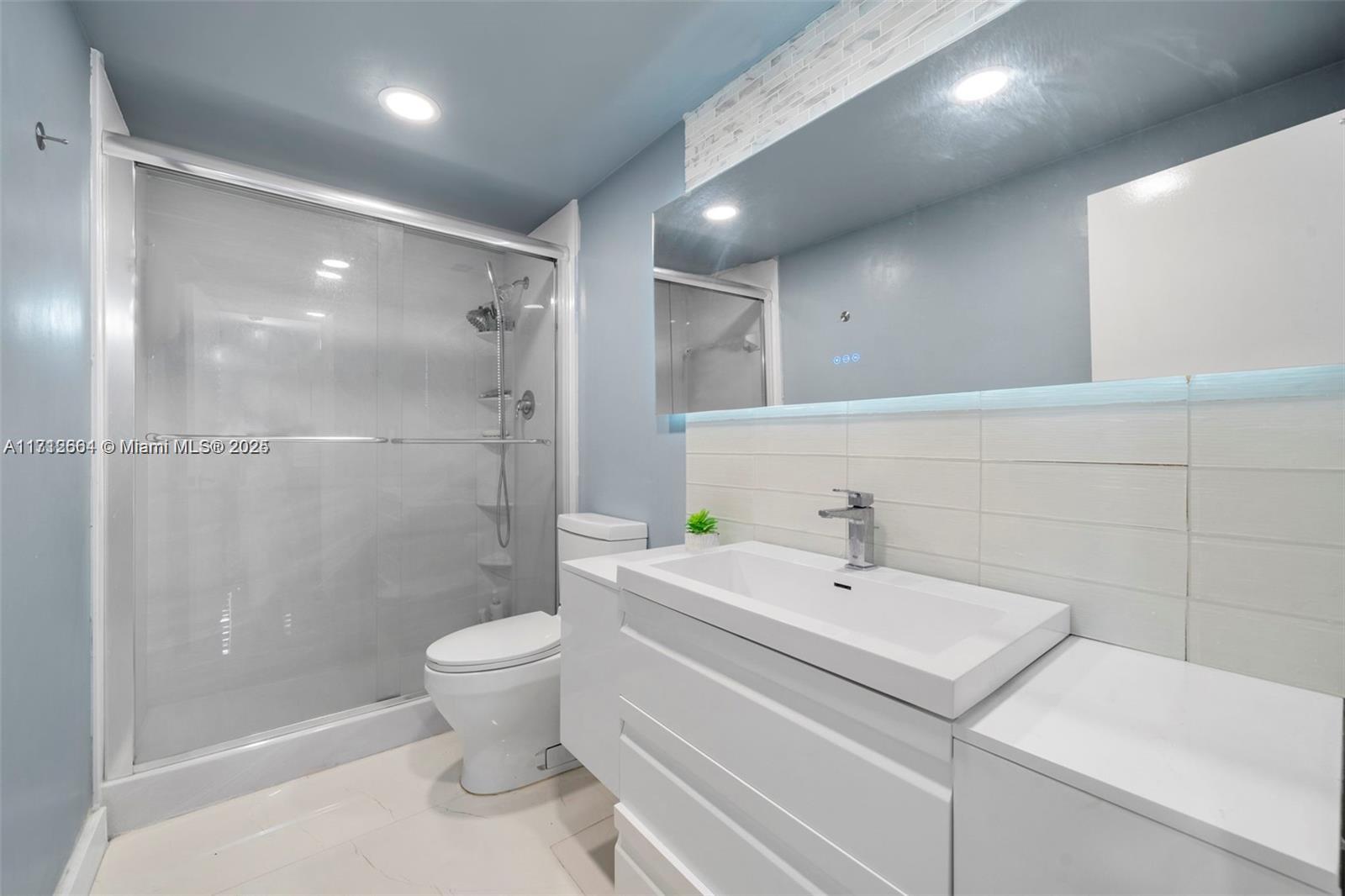 300 Bayview Dr 210 Property Photo 8