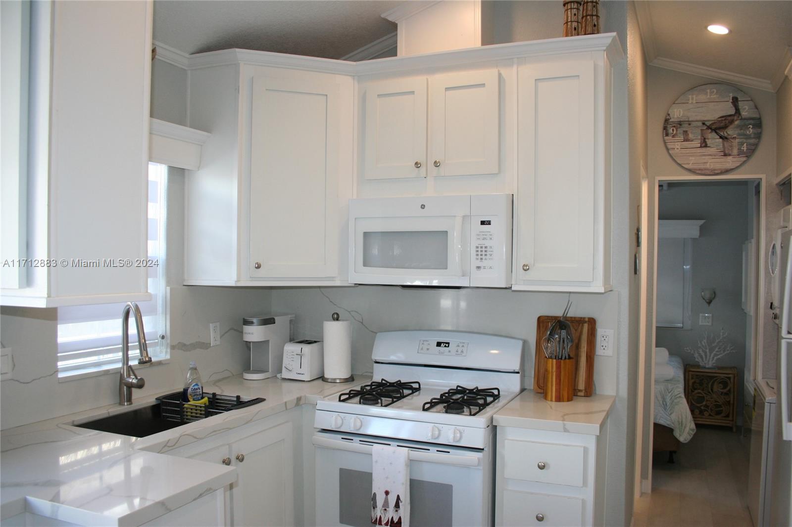 999 Morris Ave 4-4 Property Photo 5