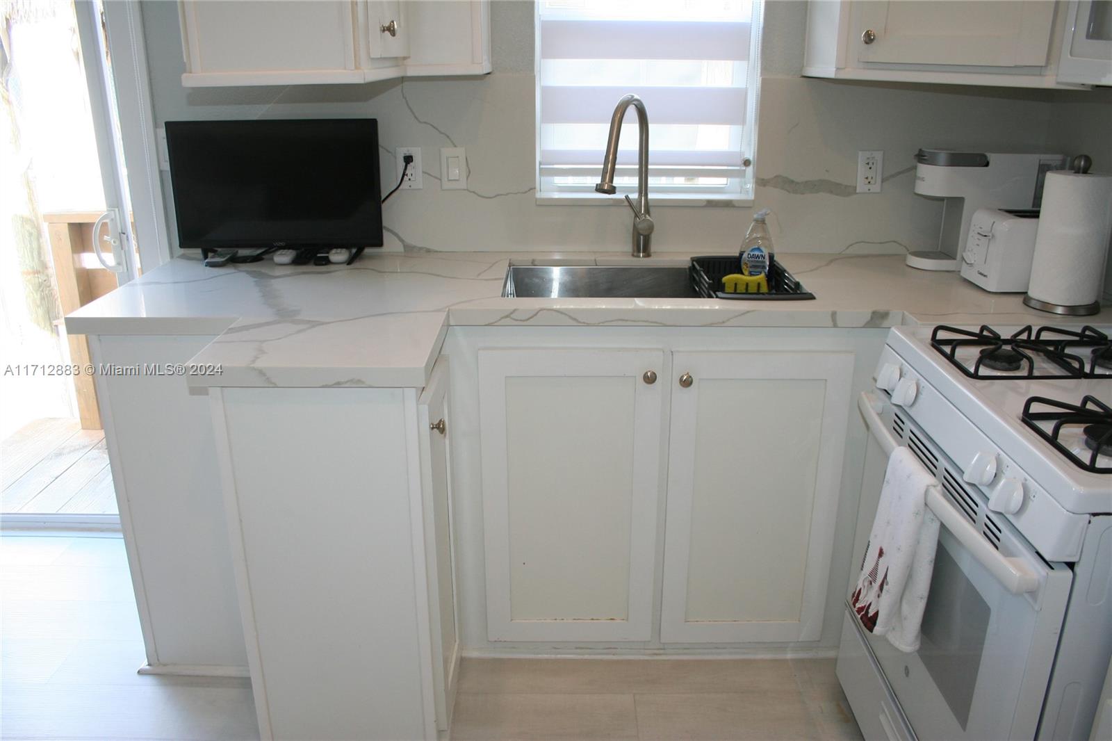 999 Morris Ave 4-4 Property Photo 6
