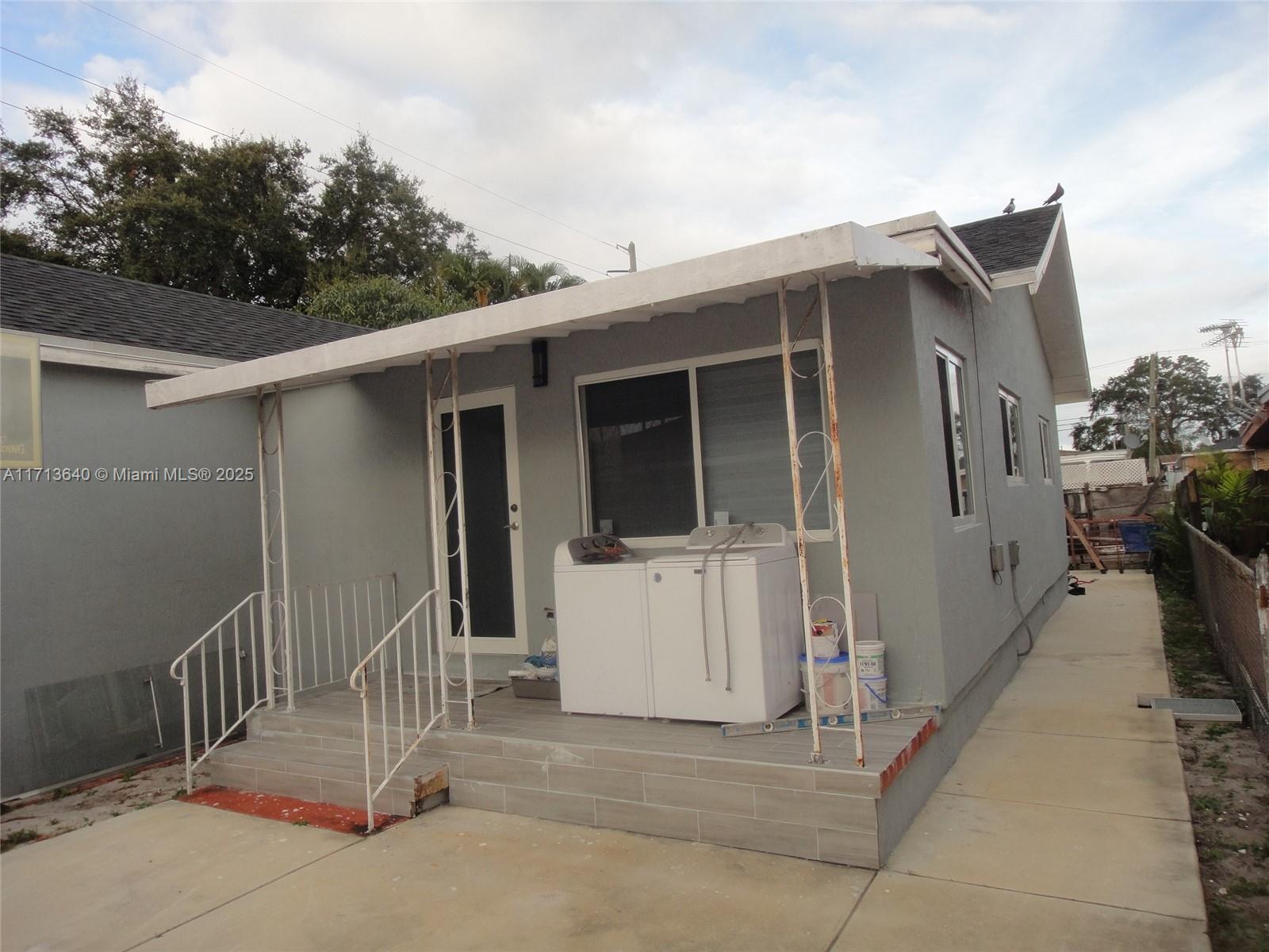 1053 Nw 34th Ave Property Photo 3