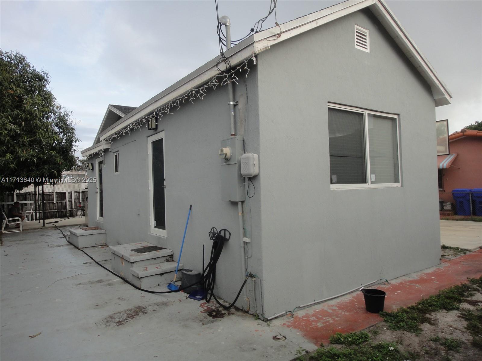 1053 Nw 34th Ave Property Photo 4