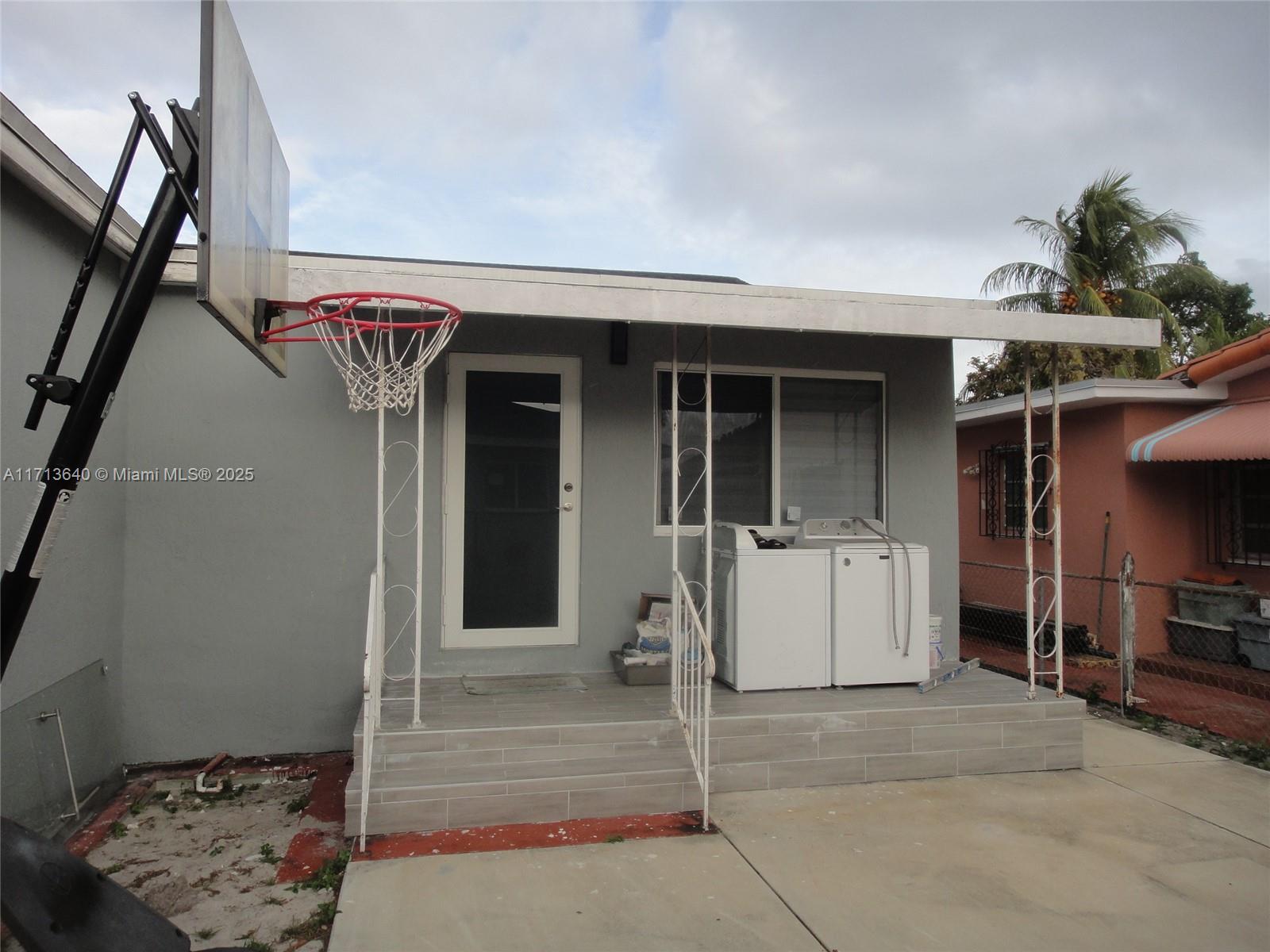 1053 Nw 34th Ave Property Photo 9